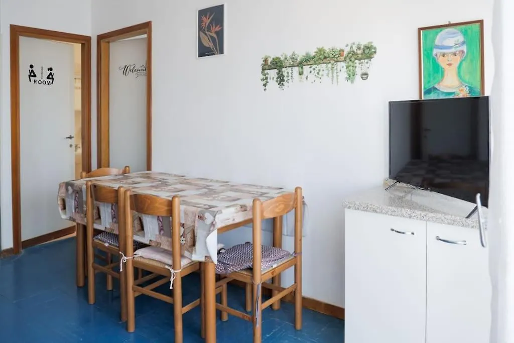 {Lux Kobler} - Luminoso Appartamento Fronte Mare Lido di Jesolo 0*,  Italia