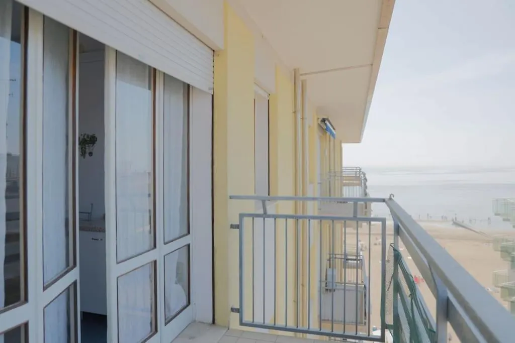 {Lux Kobler} - Luminoso Appartamento Fronte Mare Lido di Jesolo Italia